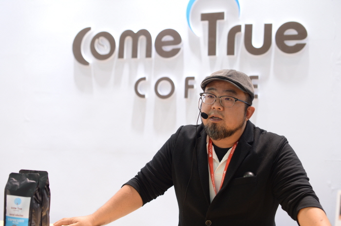 %ec%83%81%ed%95%98%ec%9d%b4%ec%b9%b4%ed%8e%98%ec%87%bc_3-exhibitor-visitor-6